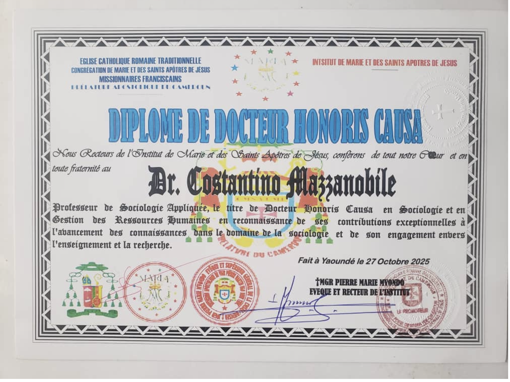 Diplôme de Docteur Honoris Causa en Sociologie — Institut de Marie et des Saints Apôtres de Jésus (come dichiarato dall'interessato)